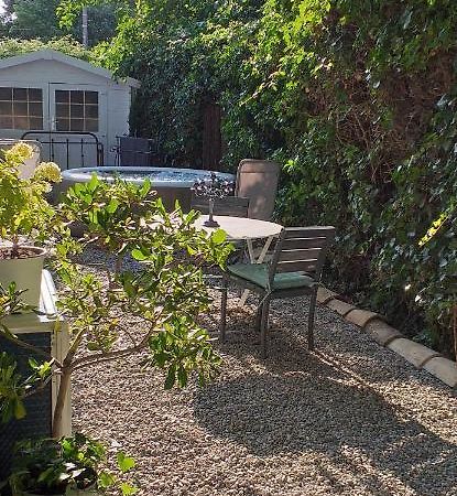 Le Petit Jardin ... Otel LʼIsle-sur-la-Sorgue Dış mekan fotoğraf